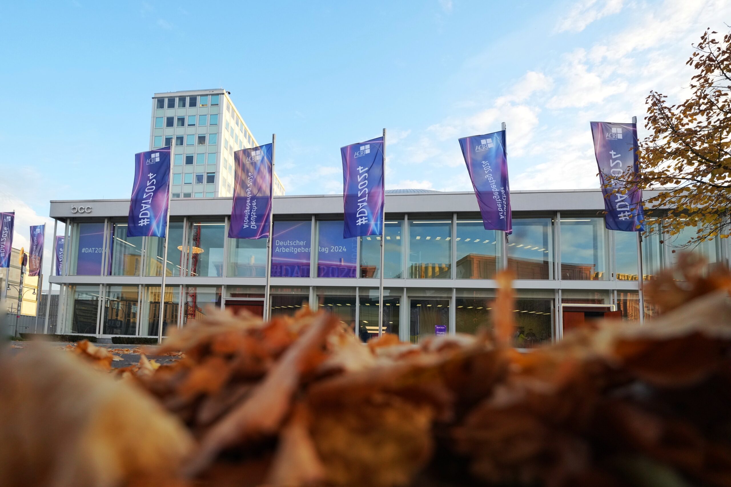 Ansicht bcc von der Seite mit Branding zum Deutschen Arbeitgebertag 2024 - im Vordergrund liegt Laub - @BDA