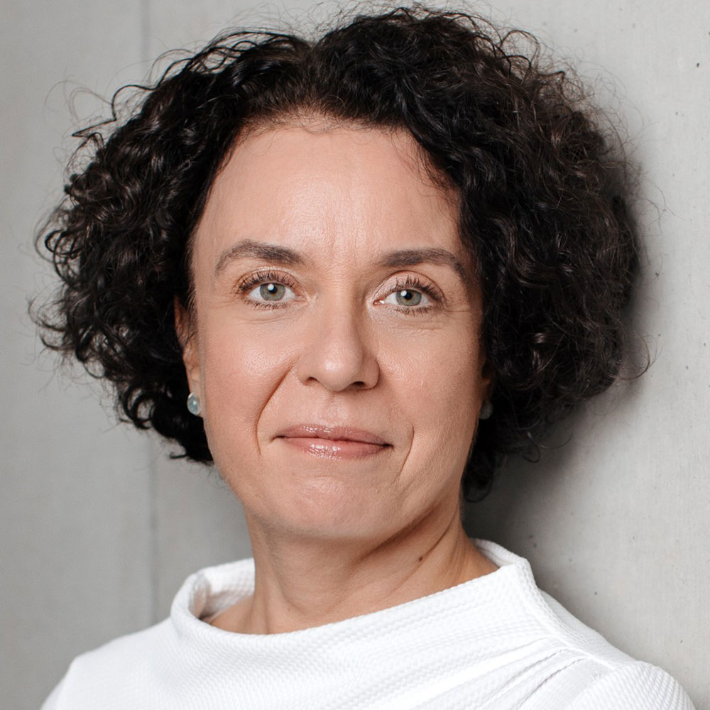 Portrait Dr. Julia Kropf - Moderatorin - ©Simona Bednarek