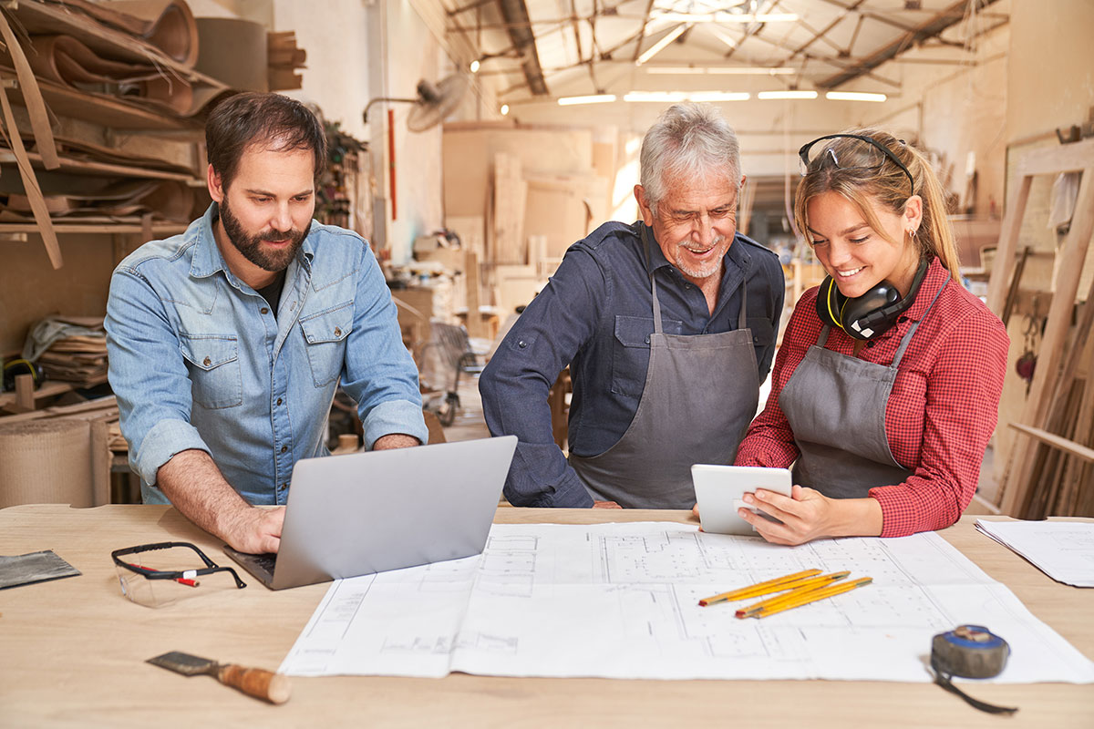 BDA Arbeitgeber – Arbeit Made In Germany, Foto: Adobestock Robert Kneschke, Motiv: Team Handwerksbetrieb