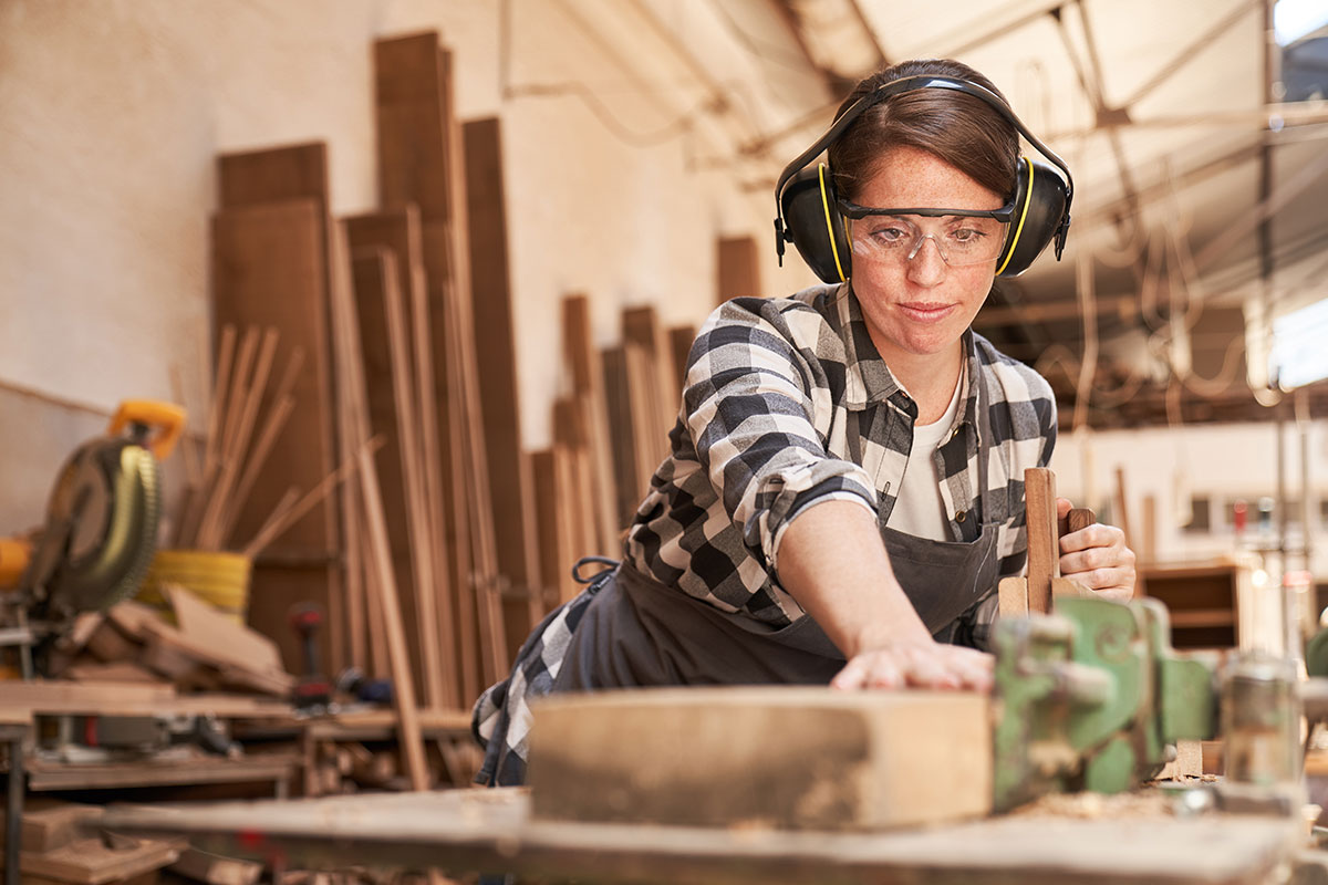 BDA Arbeitgeber – Arbeit Made In Germany, Foto: Adobestock Robert Kneschke.Motiv: Tischlerin